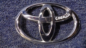 ZNAK ZNAKY MASKA 90975-02071 TOYOTA COROLLA X 06-13R. PŘEDNÍ