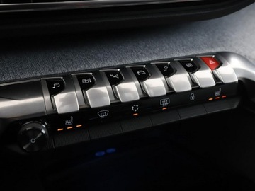 Peugeot 3008 II Crossover 1.2 PureTech 130KM 2018 Peugeot 3008 automat panorama full LED jasne, zdjęcie 29