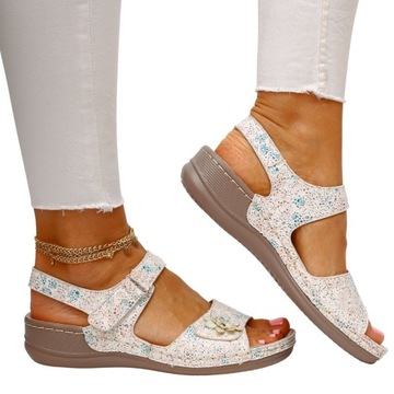 ЭЛЕГАНТНЫЕ САНДАЛИИ ЖЕНСКИЕ, РАЗНОЦВЕТНЫЕ ЦВЕТЫ, ПРИШИТЫЕ, НА ПЛОСКОЙ ЗАЛИВКЕ.