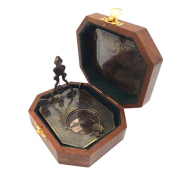 Ретро солнечные часы с компасом