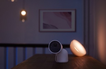 Проводная домашняя IP-камера Philips Hue Secure с настольной подставкой, белая