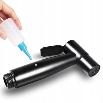 Душевая головка для биде и черный шланг для биде.