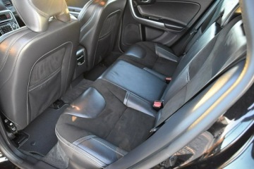 Volvo V60 I Kombi Facelifting 2.0 D4 DRIVE-E 190KM 2018 Volvo V60 2,0D4 190Km R-Design Alcantara Led Navi, zdjęcie 6