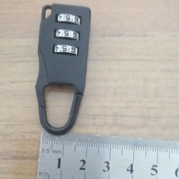 Кодовый замок с переносным тросиком безопасности