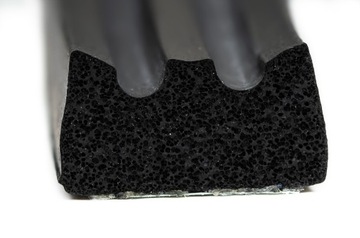 USZCZELKA DO DRZWI OKNA SAMOPRZYLEPNA CZARNA 15X8