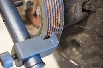 СНЯТИЕ ДЛЯ ЗАМЕНЫ НЕСКОЛЬКИХ ШКИВОВ ГЕНЕРАТОРА