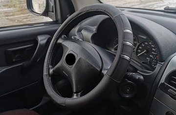 HYUNDAI i10 i20 i30 i40 ix35 Tucson Getz Na kierownicę perforowany CHROM