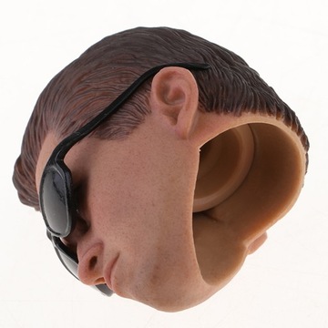 Мускулистый коричневый мужчина в очках в масштабе 1/6.