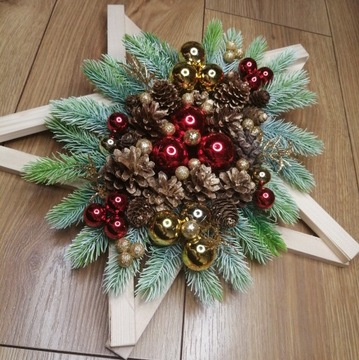 Украшение венком рождественской двери