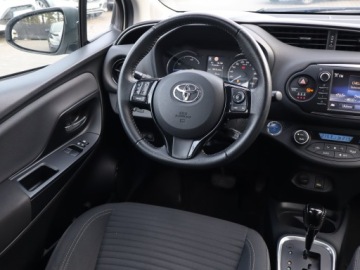 Toyota Yaris III Hatchback 5d Facelifting 2017 1.5 Hybrid 100KM 2018 Toyota Yaris 1.5 Hybrid, Salon Polska, Automat, zdjęcie 6