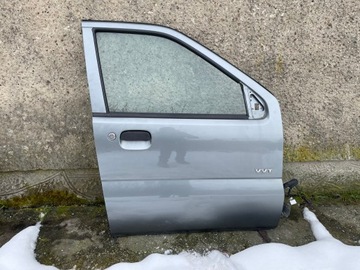 DVEŘE PRAVÉ PŘEDNÍ SUZUKI IGNIS II SUBARU JE G3X ZCD