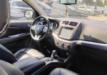 Fiat Freemont 2.0 Multijet II 16v 170KM 2013 Fiat Freemont 2013r, 2.0 DIESEL. 4x4. AUT. 7 osob. Lekko uszkodzony przod., zdjęcie 6