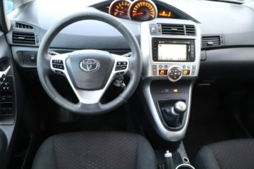 Toyota Verso Minivan 2.0 D-4D 126KM 2011 Toyota Verso 7-OSOBOWY,zarejestr,6-bieg, nawigacja, zdjęcie 13