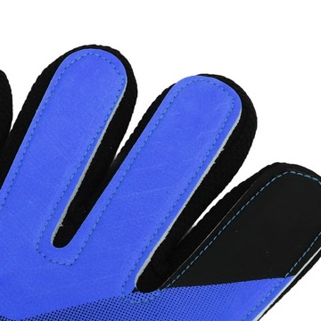 1 пара детских вратарских перчаток.