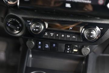 Toyota Hilux VIII Podwójna kabina Facelifting 2.8 D-4D 204KM 2023 Toyota Hilux 2.8 D-4D Double Cab Invincible 4x4 aut 2.8 Diesel 204KM, zdjęcie 27