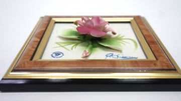 ФАРФОРОВЫЕ 3D ЦВЕТЫ H-P CAPODIMONTE в рамке-розе