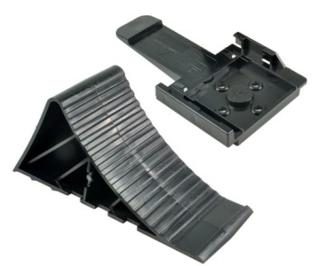 KLIN POD KOŁA PLASTIKOWY Z MOCOWANIEM UCHWYTEM