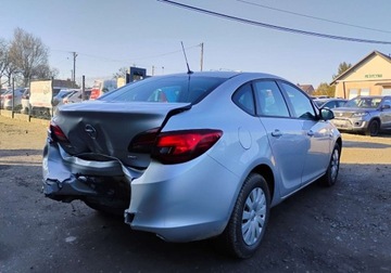 Opel Astra J Sedan 1.6 CDTI ecoFLEX 110KM 2015 Opel Astra 2015. SALON POLSKA. 1.6 CDTI. Uszkodzony tyl i lekko lewy bok., zdjęcie 3