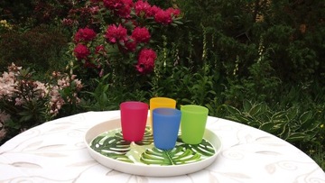 Круглый поднос 35 см с нанесенным на него миксом рисунков.