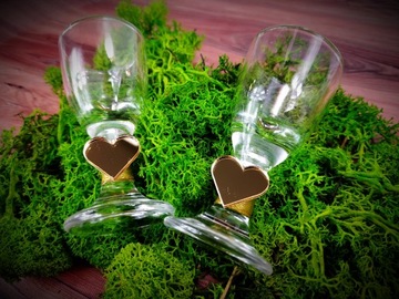 Бокалы Cheated объемом 15 мл на гламурной золотой основе.