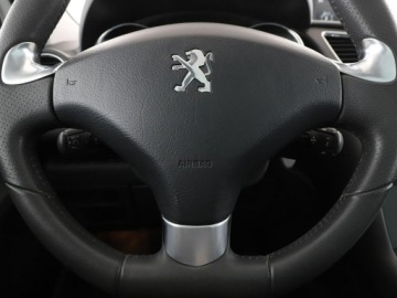 Peugeot 3008 I Crossover Facelifting 1.2 PureTech 130KM 2015 Peugeot 3008 1.2 Benzyna Allure Panorama Navi, zdjęcie 20