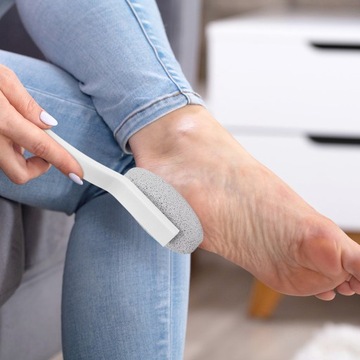 SZCZOTKA DO KĄPIELI Z DŁUGĄ RĄCZKĄ I PUMEKSEM SKUTECZNE OCZYSZCZANIE STÓP