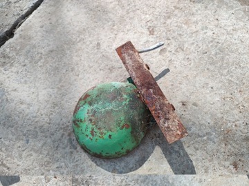 Старый чугунный питьевой фонтан для животных, промышленный чердак