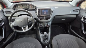 Peugeot 208 I Hatchback 5d Facelifting 1.2 PureTech 82KM 2017 Peugeot 208 1.2 82KM Kamera SERWIS Allure, zdjęcie 11
