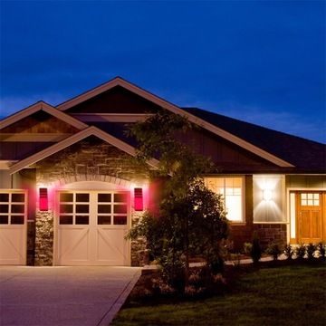 УЛИЧНЫЙ НАСТЕННЫЙ СВЕТИЛЬНИК ПЕРЕД ВХОДОМ В ЖИЛОЙ ДОМ