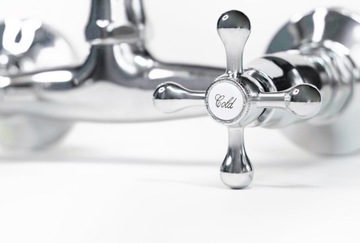 Смеситель для кухонной раковины НАСТЕННЫЙ С ГИБКИМ ИЗЛИКОМ FLEX 2F