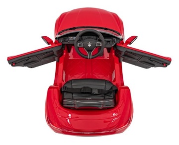 Красный автомобиль Maserati Ghibli