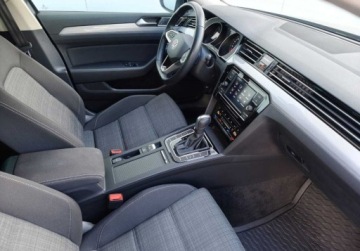 Volkswagen Passat B8 Variant Facelifting 2.0 TDI SCR 150KM 2020 Volkswagen Passat Variant Nowy rozrzad, serwis Business Pakiety, ACC, erg, zdjęcie 16