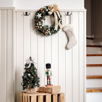 Венок Рождественское украшение украшено бежевой дверью, столом, стеной 35см