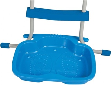 Przemywanie nóg stóp pod basenem przy drabince