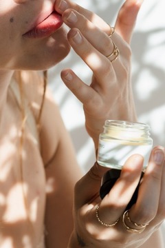 РАЗГЛАЖИВАЮЩЕЕ И УВЛАЖНЯЮЩЕЕ 100% ВЕГАНСКОЕ МАСЛО ДЛЯ СУХИХ ГУБ МАНЖЕРИНОВОЕ