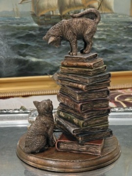 КОШКИ НА КНИГАХ НА СТОЛЕ ВОЛШЕБНИКА КИТКИ v