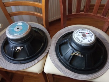 Два динамика диаметром 30 см.