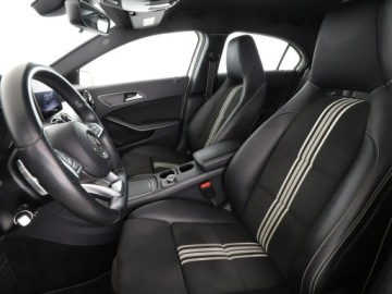 Mercedes Klasa A W176 Hatchback 5d Facelifting 180 122KM 2017 Mercedes A 180 AMG Line full LED Podg.fotele i, zdjęcie 12