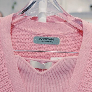 Декоративная этикетка из кожи ручной работы.