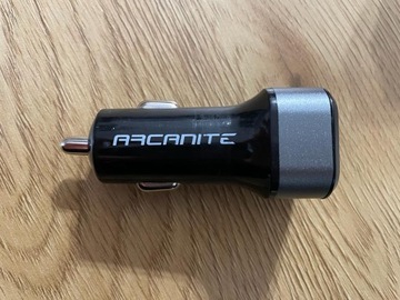 Розетка Arcanite БЫСТРОЕ АВТОМОБИЛЬНОЕ ЗАРЯДНОЕ УСТРОЙСТВО 2x USB, широкая совместимость
