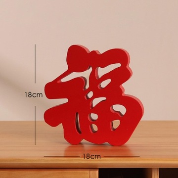 Традиционное китайское украшение счастья. Красный персонаж Фу. Резьба по дереву.