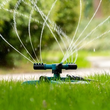 Zraszacz ogrodowy obrotowy trójramienny