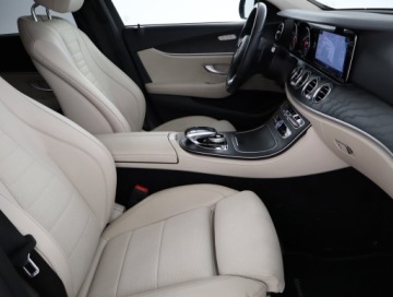 Mercedes Klasa E W213 Limuzyna 2.0 220d 194KM 2018 Mercedes E E 220 d, Salon Polska, Serwis ASO, zdjęcie 8
