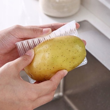 Щетка для мытья посуды на кухне.