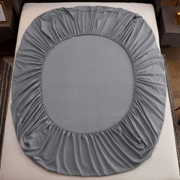 Кровать застелена тонким, удобным матрасом.