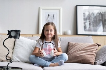 ГИБКИЙ ДЕРЖАТЕЛЬ С ЗАЖИМОМ ДЛЯ ТЕЛЕФОНА, ПРИКРЕПЛЕННЫЙ К СТОЛУ