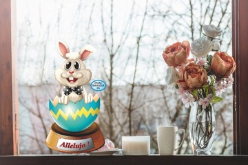 NAKLEJKA WIELKANOCNA NA OKNO ZAJĄCZEK ŚMIESZEK 05A