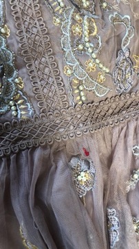 Różana sukienka maxi zdobiona perełkami i haftem defekt 40