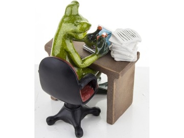 Декоративная статуэтка В ПОДАРОК ​​- Госпожа Лягушка за письменным столом