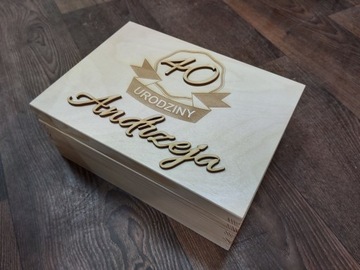 Urodzinowe pudełko z grawerami i personalizacją.